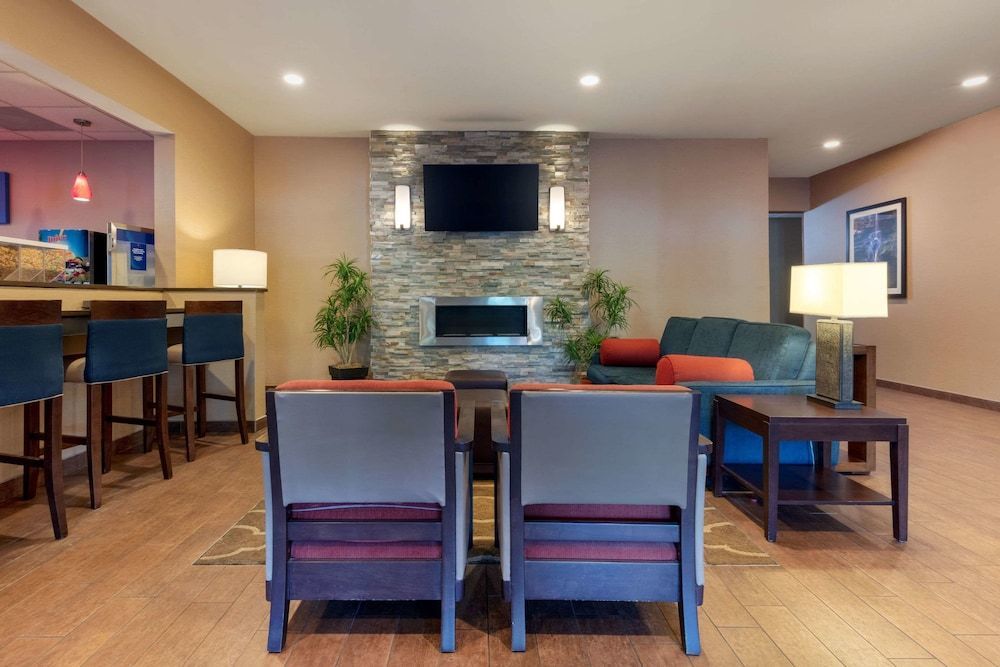 Comfort Inn & Suites Fayetteville-University Area 2