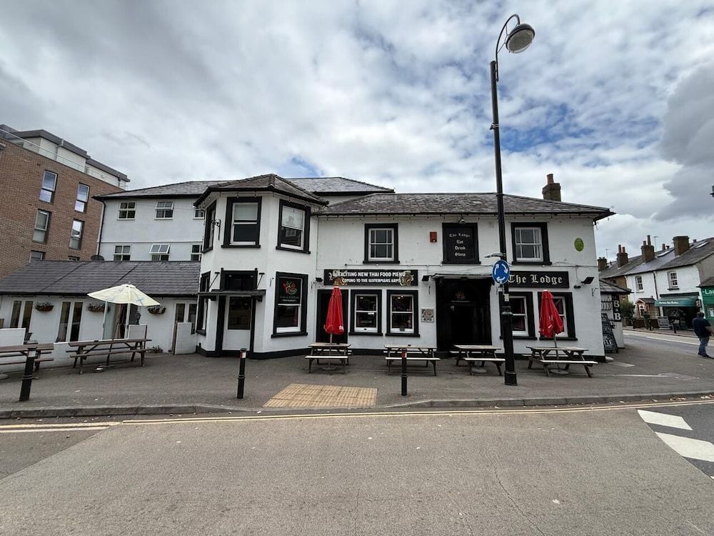 OYO The Watermans Arms Hersham 1