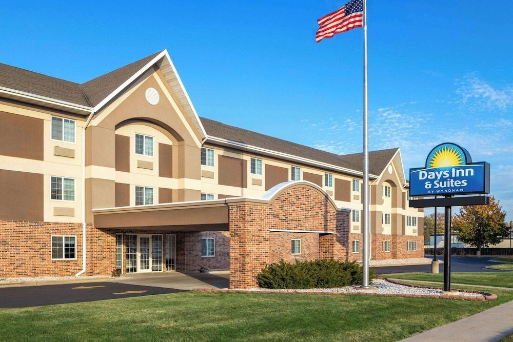 Days Inn & Suites by Wyndham Green Bay WI. 1