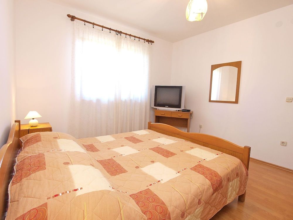 Apartment 909 2