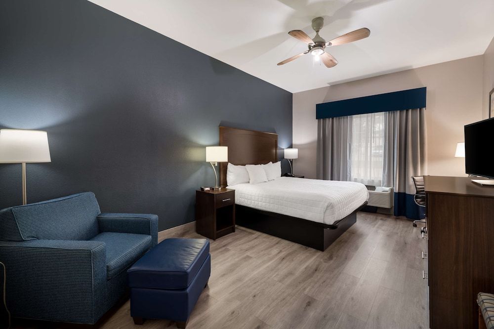 Best Western Plus Lake Dallas Inn & Suites 1