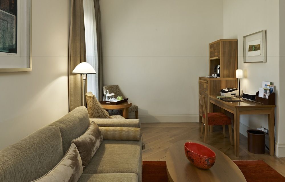 Tomtom Suites 2