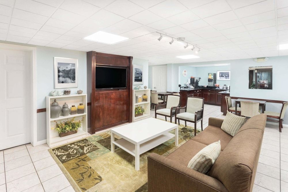Super 8 by Wyndham Lithonia 2
