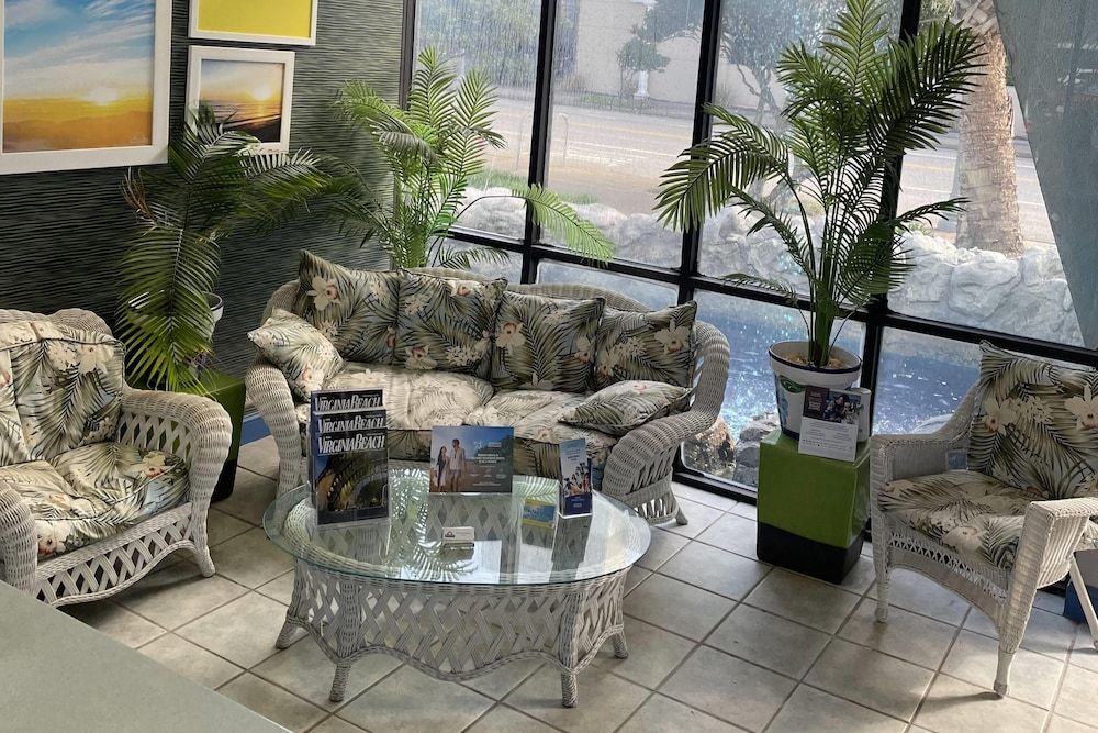 Days Inn by Wyndham Virginia Beach At The Beach 2