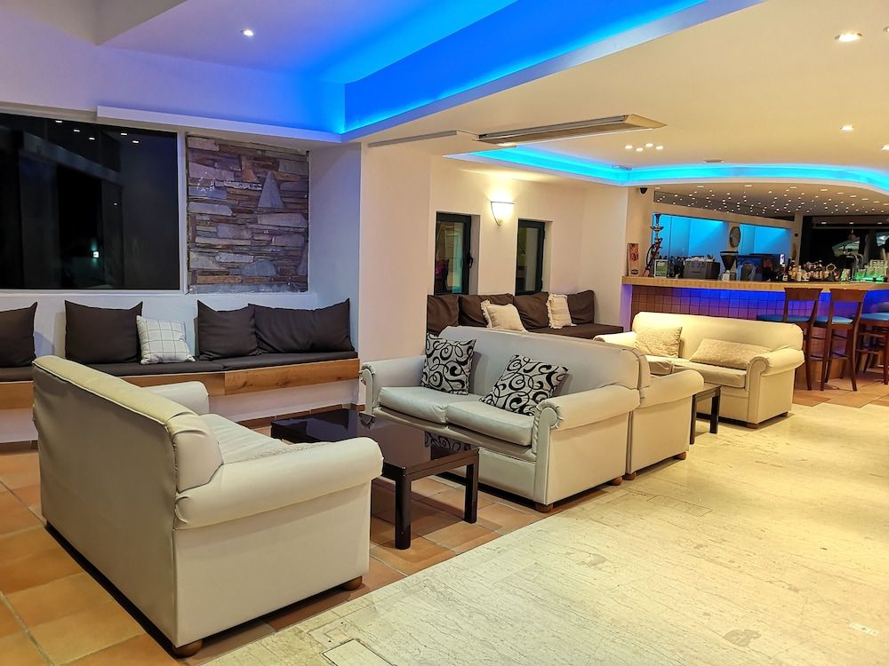 Elmi Beach Hotel & Suites 2