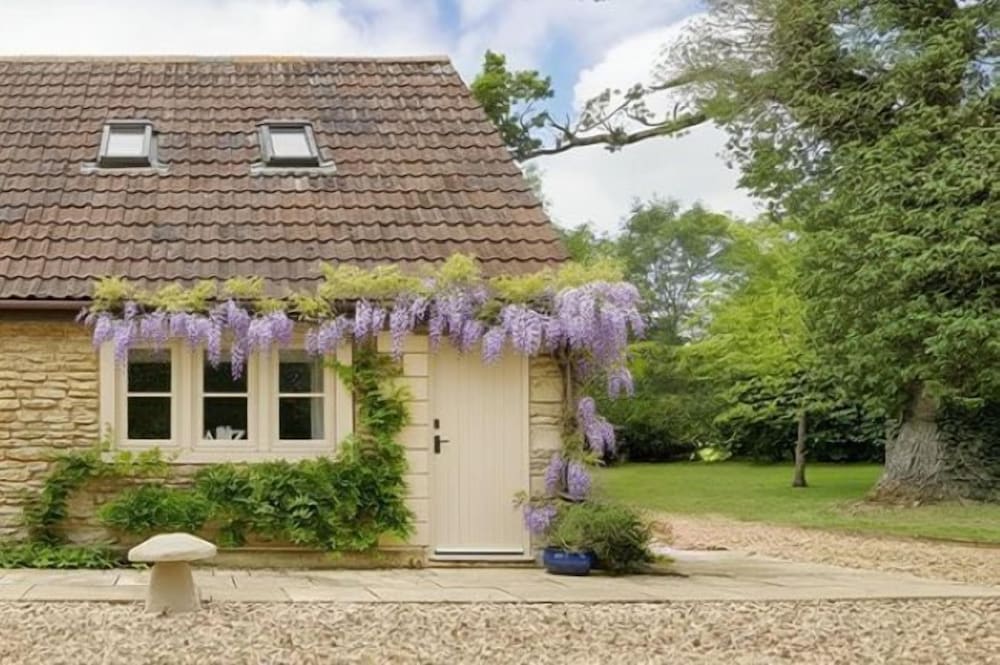 Great Ashley Farm Holiday Cottage & Shepherds Huts 1
