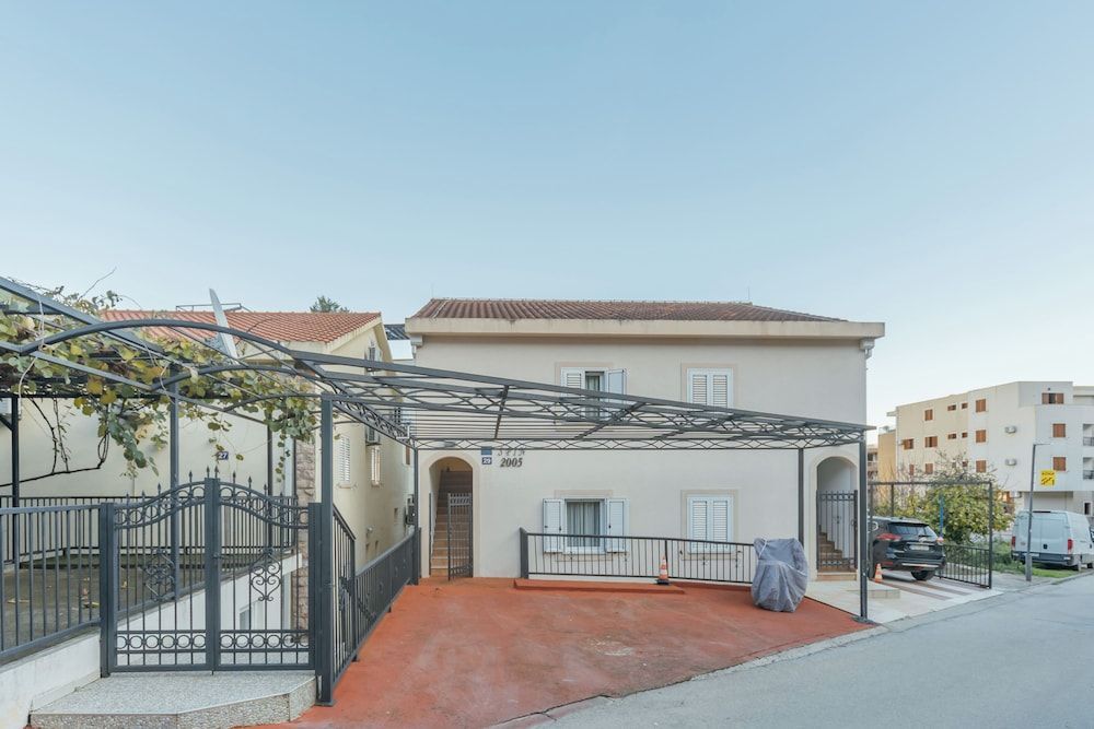Apartments Spin 1