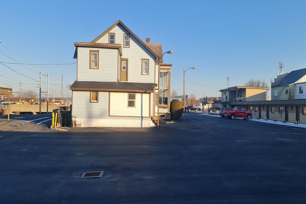DuBois Manor Motel 1
