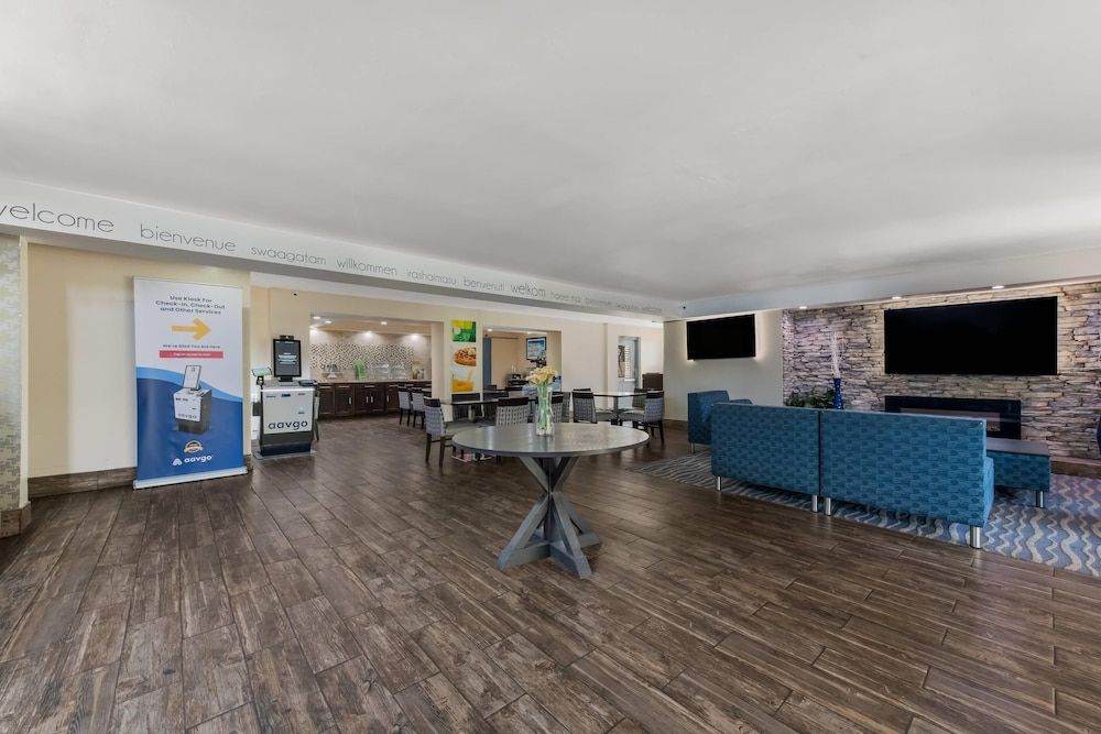 Quality Inn & Suites Airport 2
