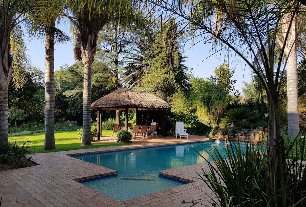 Six Valk Avenue Guest House 1