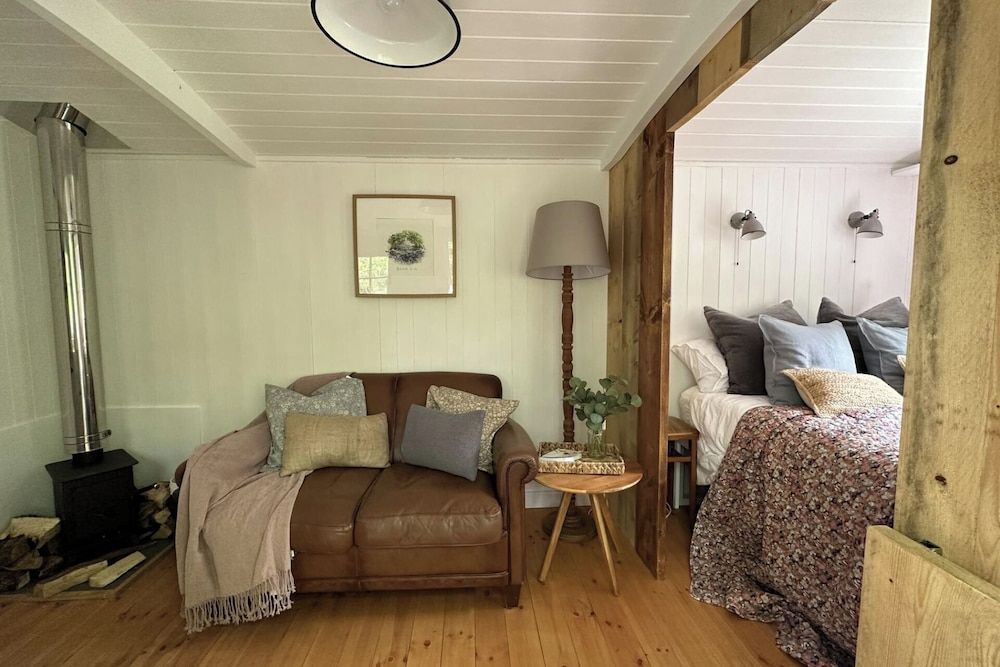 Shepherd's Hut - Sleeps 2 - Pet Friendly - Parking 1