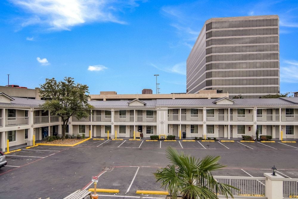 Quality Inn & Suites Dallas-Cityplace 1