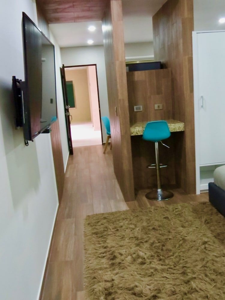 Palmarena Rooms & Residences - Long Stay Comfort with Parking, Sauna, Gym & Pool - Steps from 5th Avenue 2