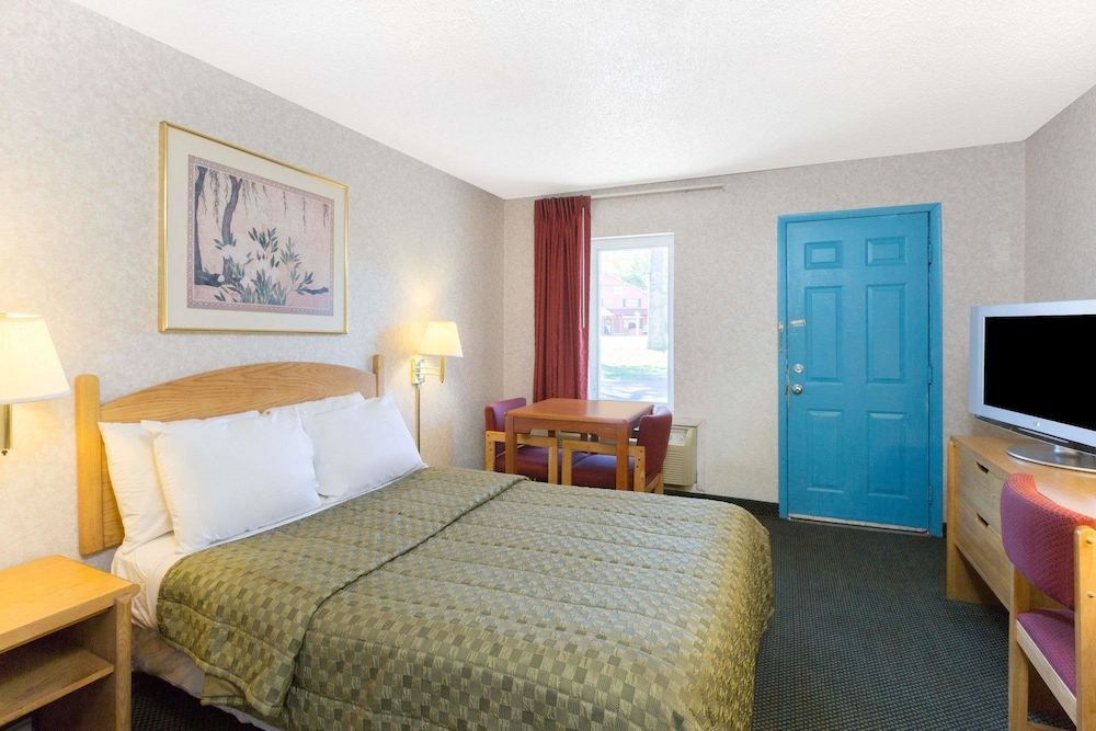 POCONO NIGHT LODGE 2