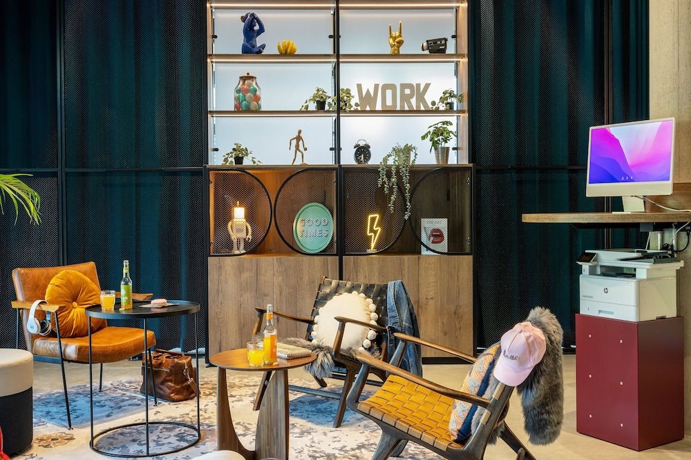 Moxy Simmern 2