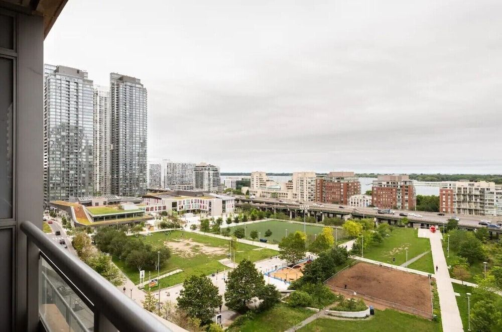 Luxury WaterFront View & Free Parking 1