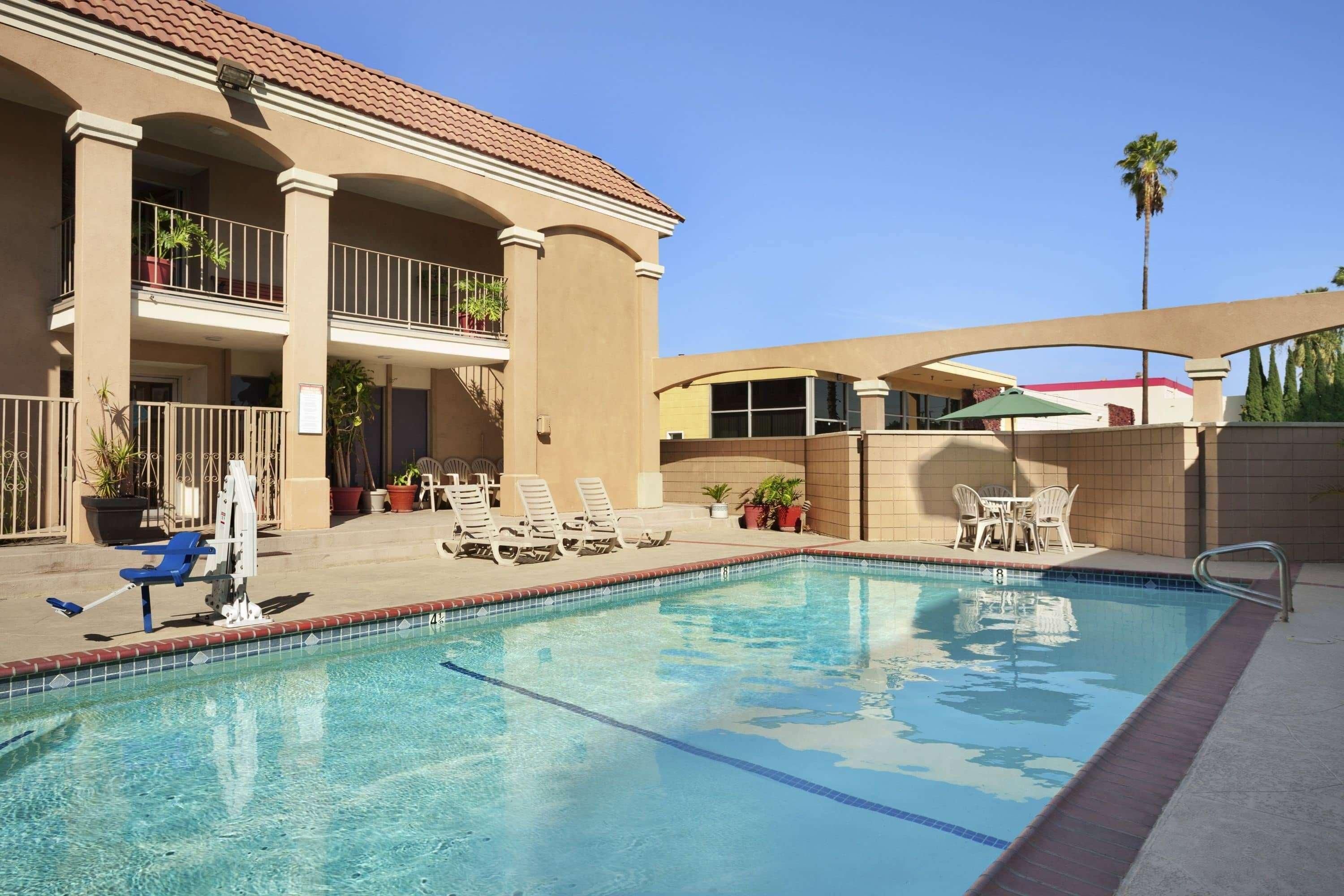 Howard Johnson by Wyndham Buena Park 2
