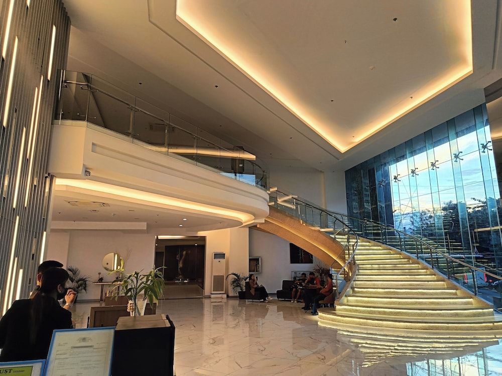Golden Peak Hotel & Suites 2