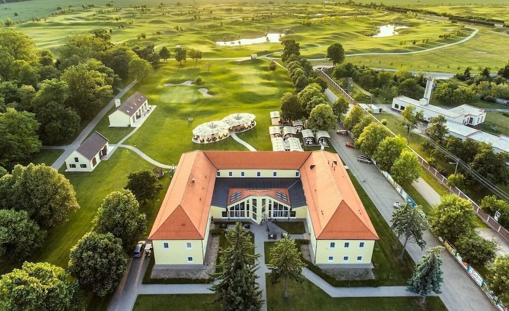 Klaudia's Hotel & Restaurant 1