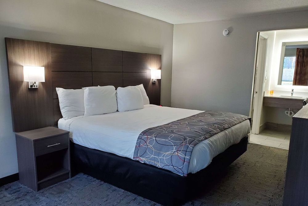 Days Inn & Suites by Wyndham Charleston Airport West 1