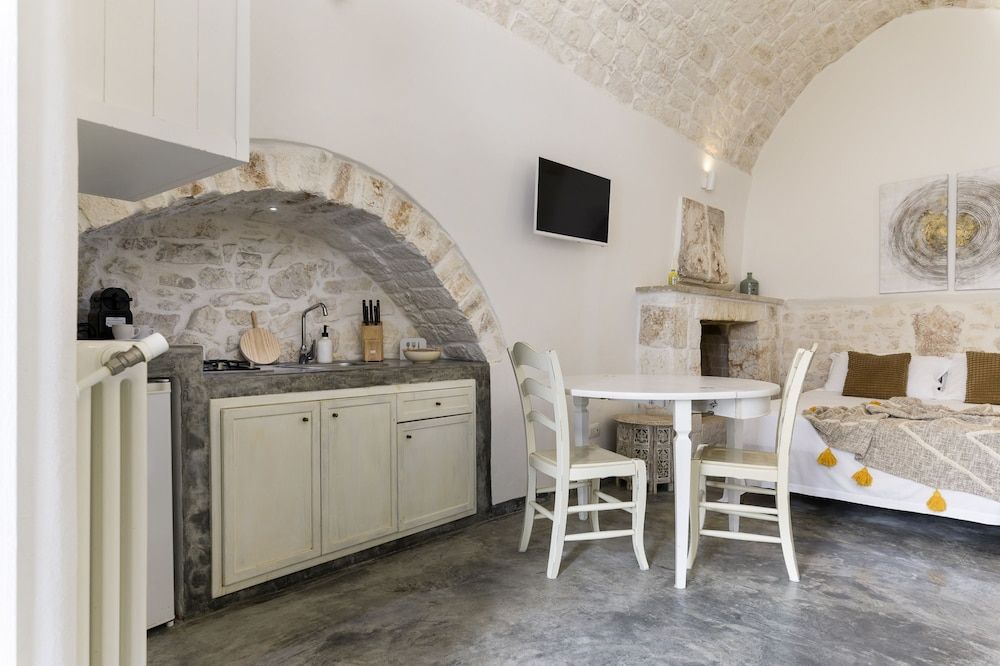 19 White Luxury Suite With Jacuzzi by Wonderful Italy 2