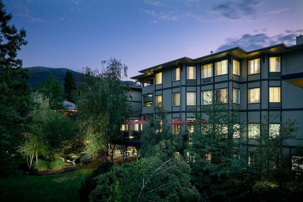 Plaza Inn & Suites at Ashland Creek 1