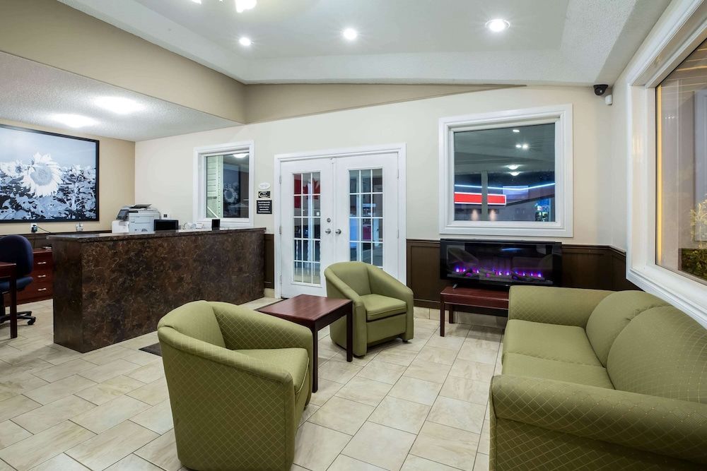 Super 8 by Wyndham Smoky Lake 1