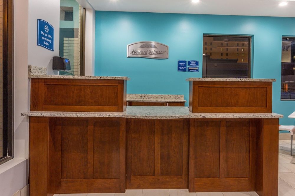 Howard Johnson by Wyndham Virginia Beach At The Beach 2