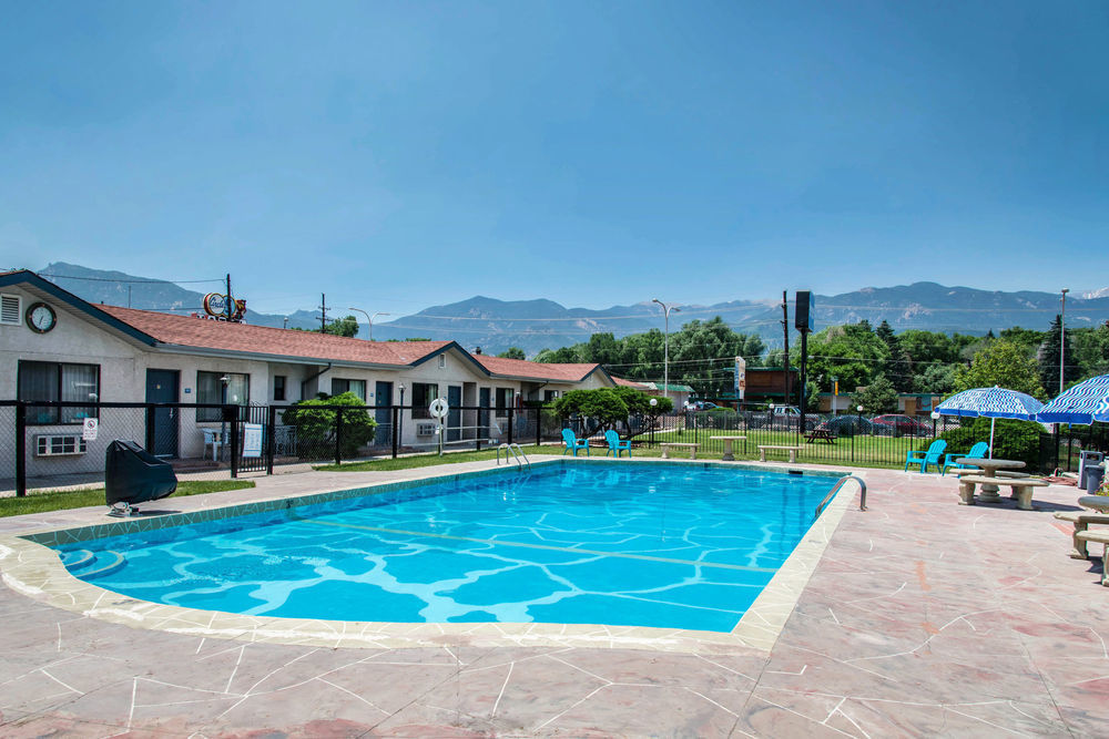 RODEWAY INN & SUITES 1