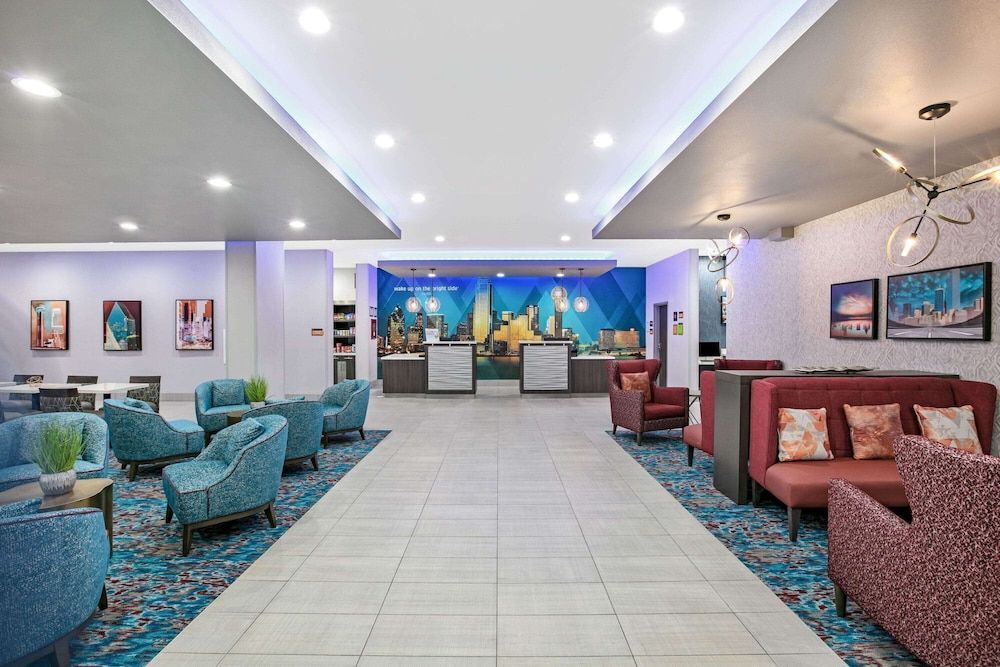La Quinta Inn & Suites by Wyndham DFW Airport West-Glade 2