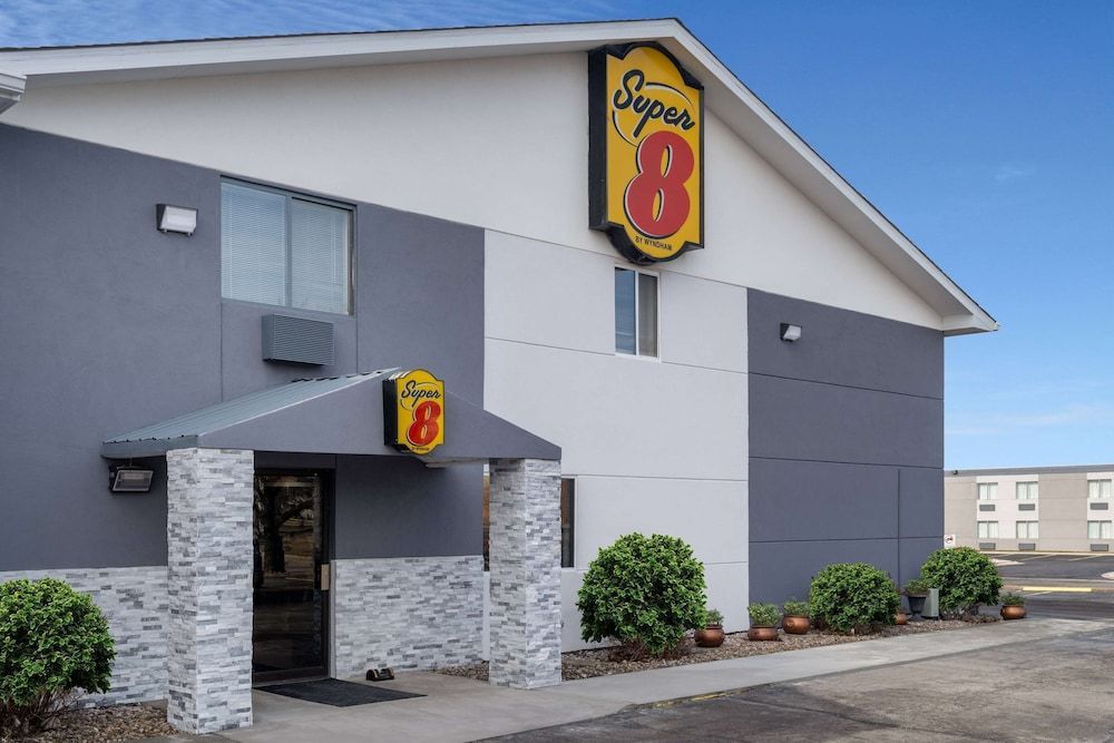 Super 8 by Wyndham Merrillville 1