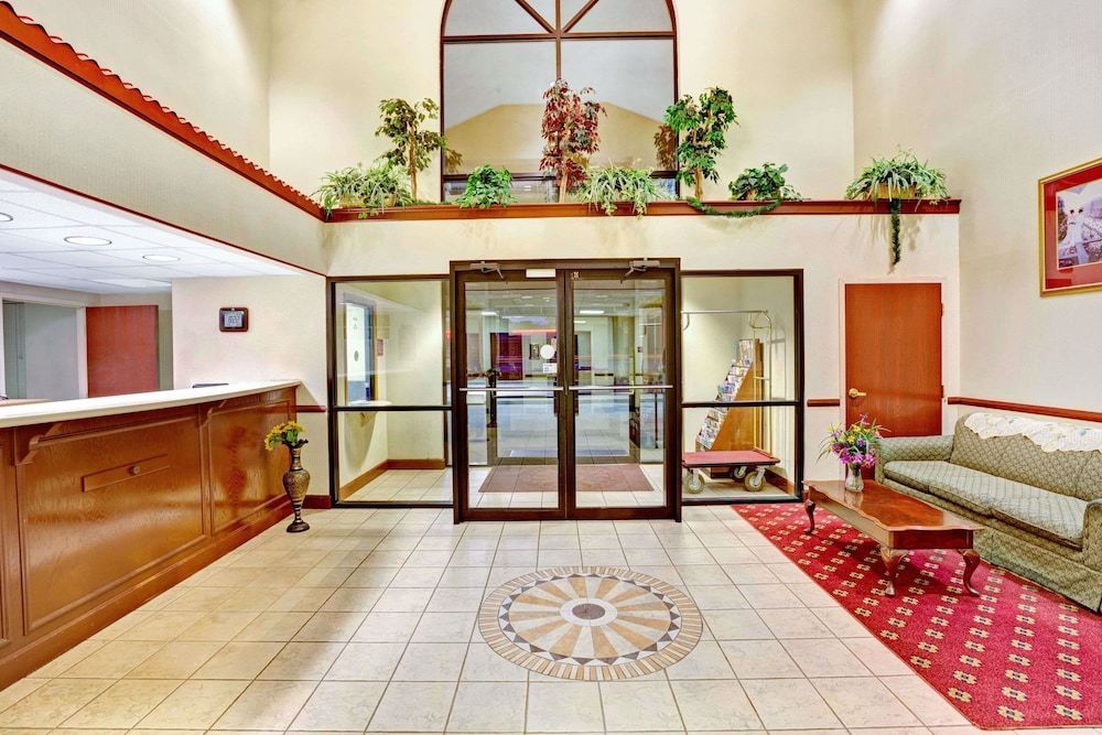 Days Inn & Suites by Wyndham Louisville SW 2