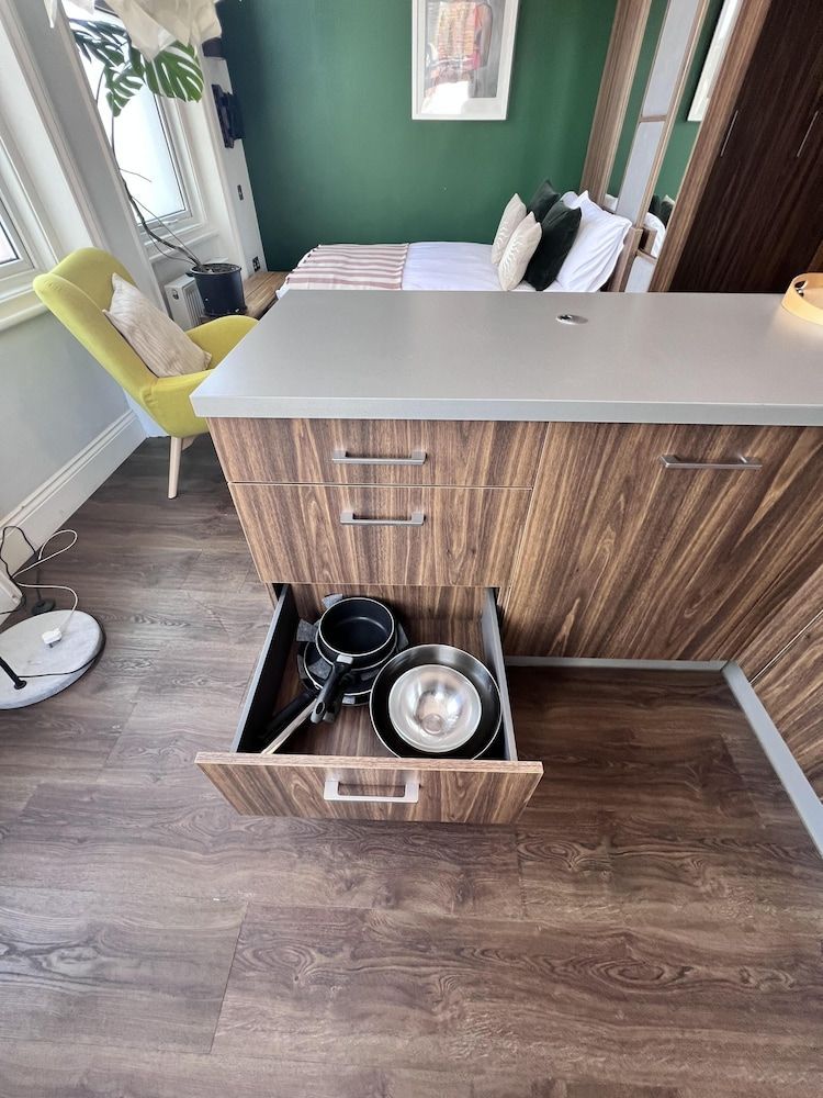 Cozy London Apartment with Great Location 2