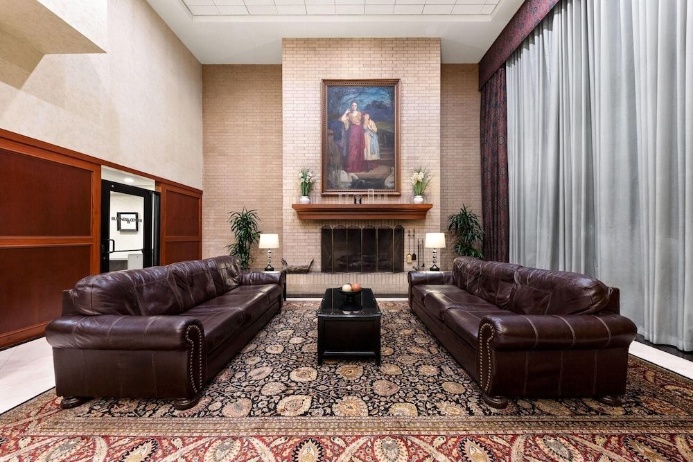 Wyndham Riverfront Hotel 2