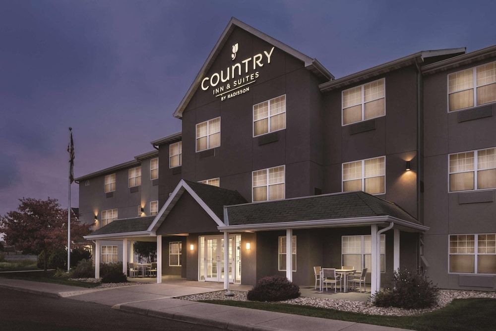 Country Inn & Suites by Radisson, Waterloo, IA 1