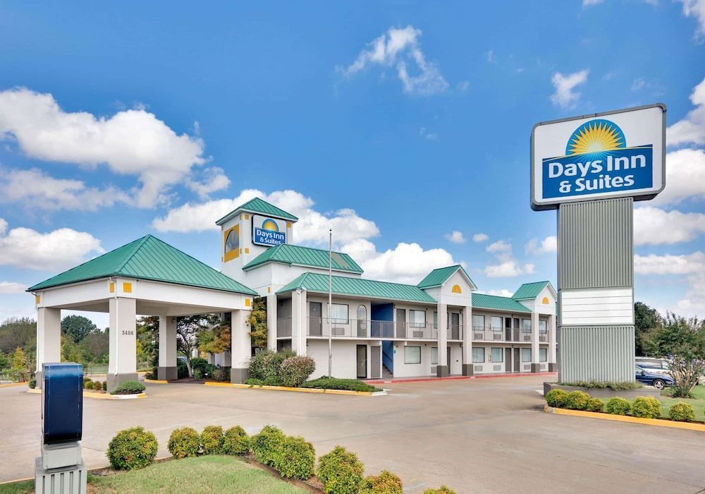 Days Inn & Suites by Wyndham Bentonville 1