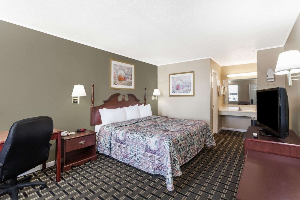 Days Inn by Wyndham Lenoir City 2