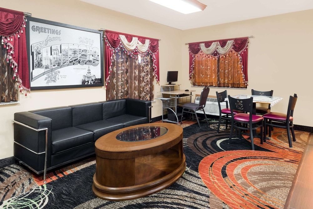 Super 8 by Wyndham Paris IL 2