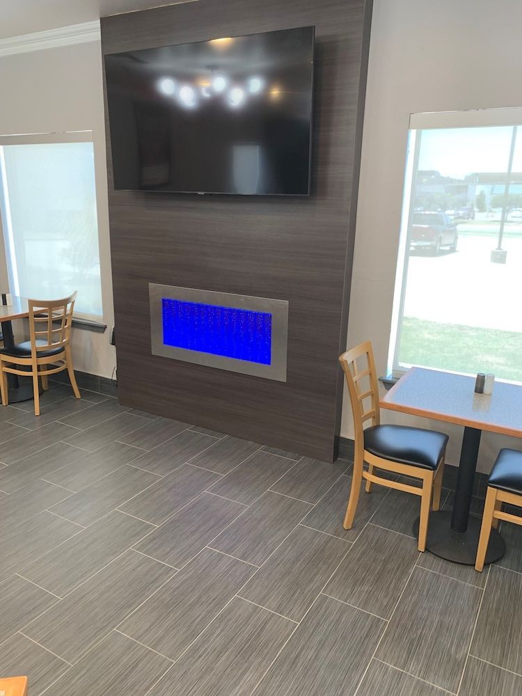 Howard Johnson by Wyndham Oklahoma City OKC Airport, Near Fairgrounds, I40, Free Hot Breakfast, and Pool 2