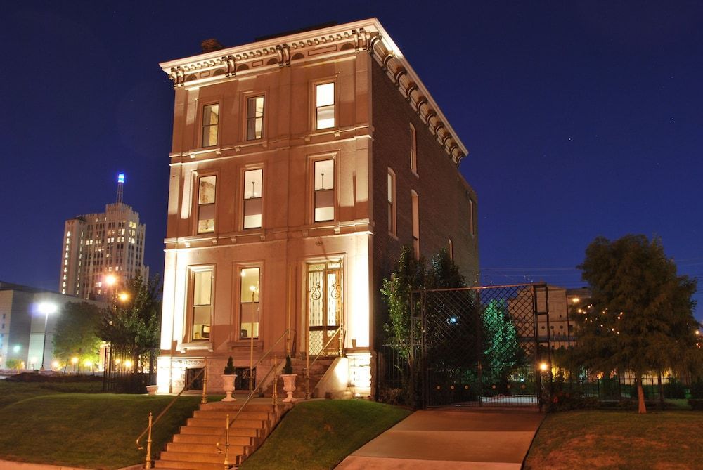 Grand Center Inn 1