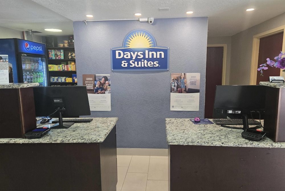 Days Inn & Suites by Wyndham Tampa/Raymond James Stadium 2
