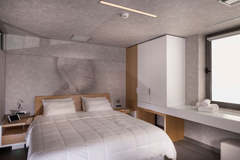 Icarus Hotel 2