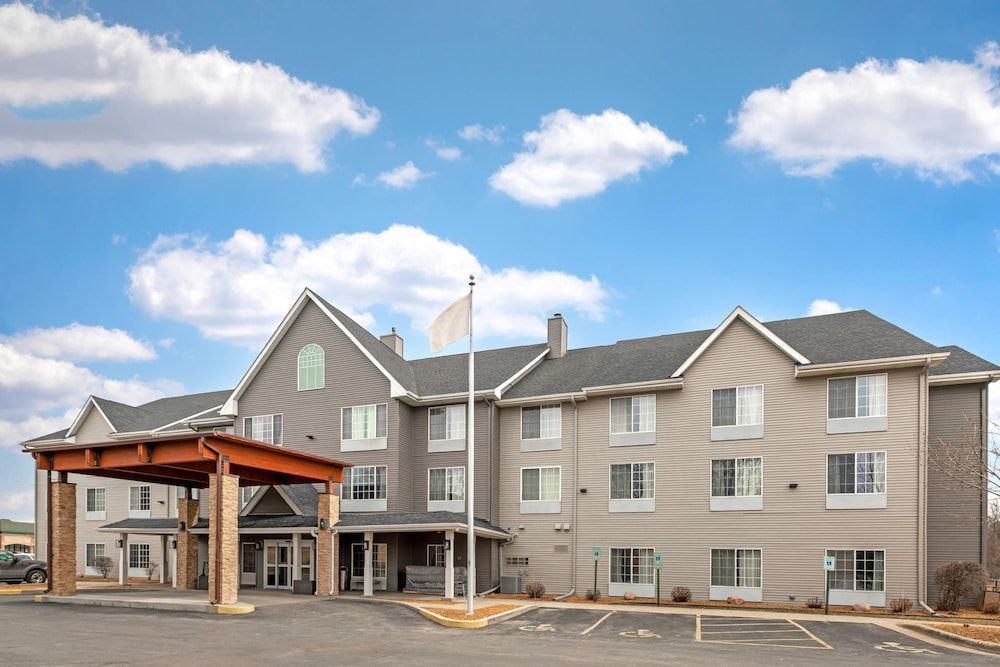 Country Inn & Suites by Radisson, West Bend, WI 1