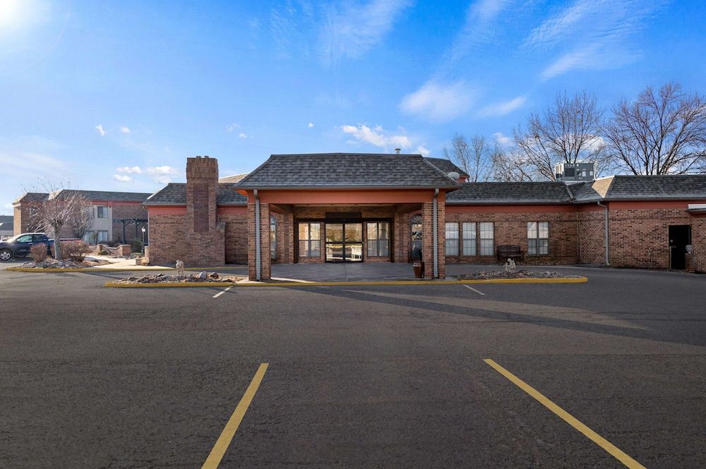Suburban Studios Kansas City Airport North 1