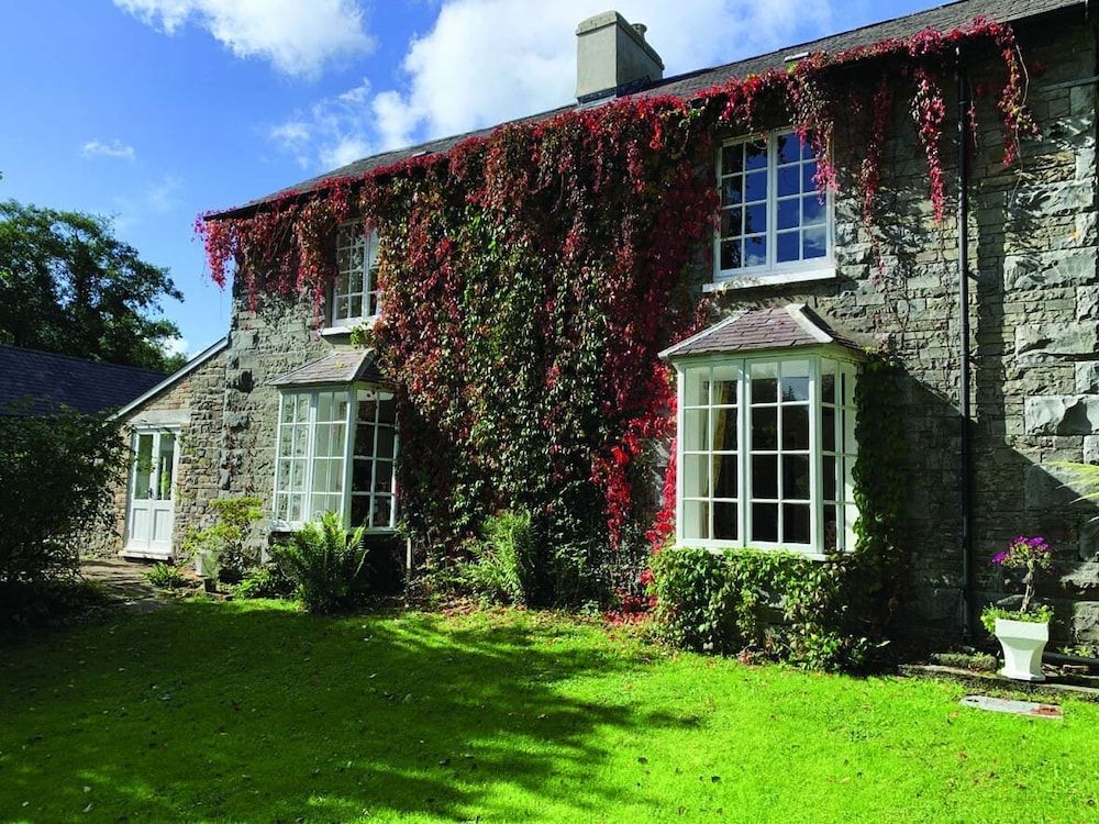 Pontyclerc Farm House Bed and Breakfast 1