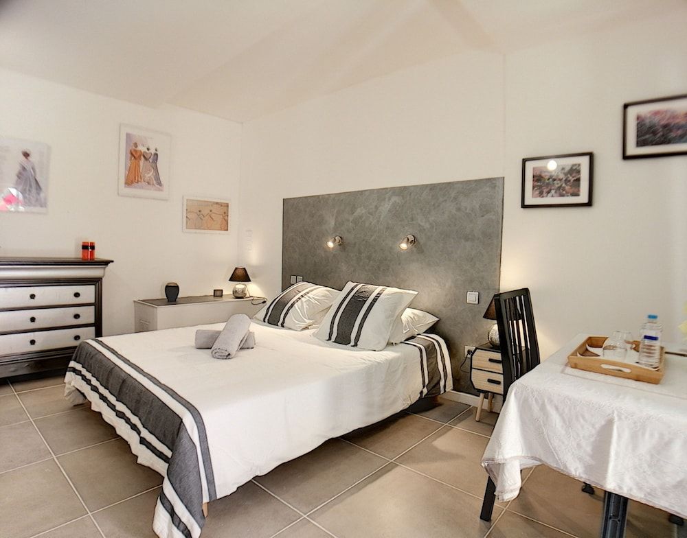 MAS MAURANE-Roulotte avec SPA privé aux portes d'ARLES 1