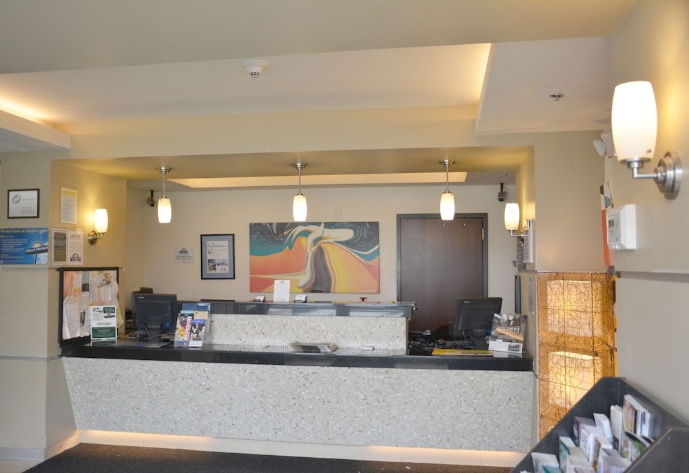 Days Inn & Suites by Wyndham Milwaukee 2