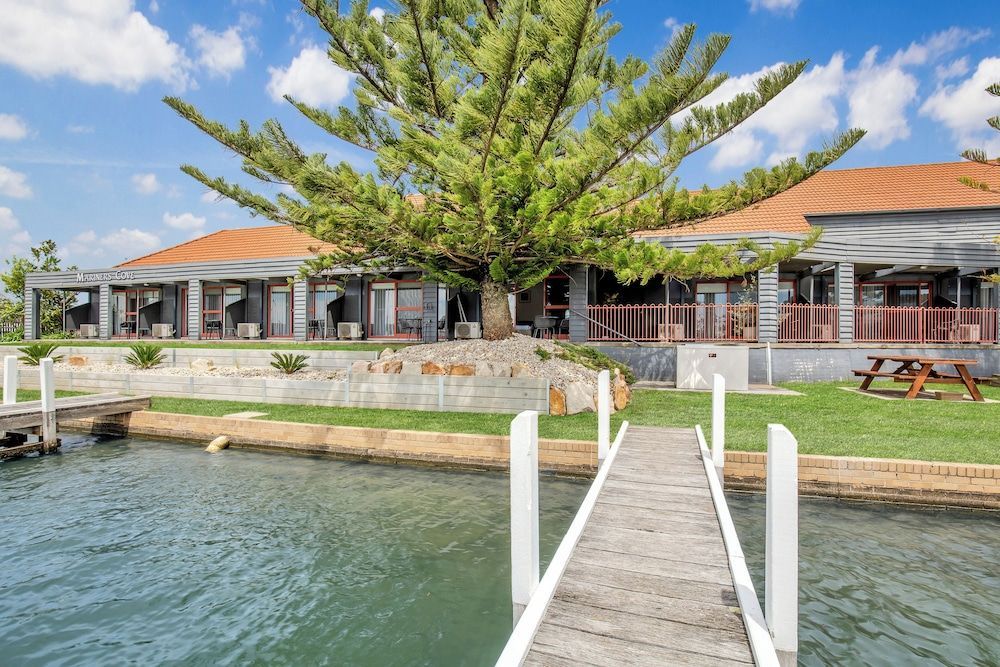 Mariners Cove Waterfront Motel and Apartments 1