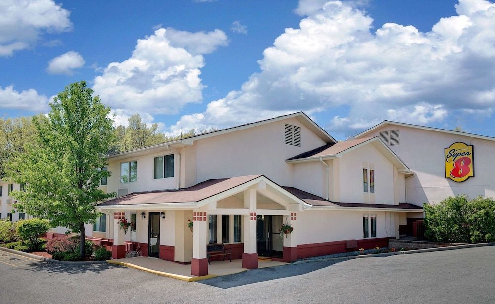 Super 8 by Wyndham Newburgh/West Point Near Stewart Airport 1