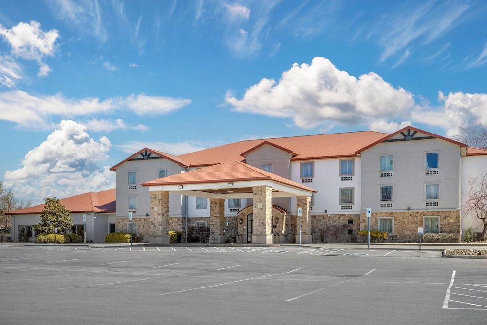 Quality Inn & Suites Monterey I-40 1